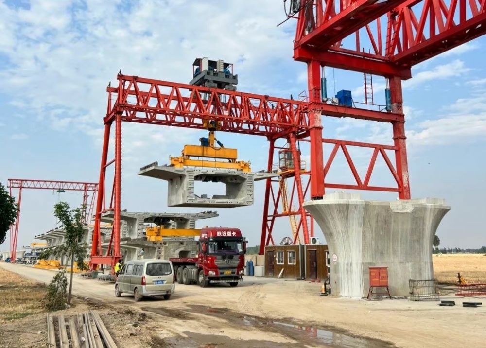 廣東提梁機(jī)、工程龍門吊、梁廠門式起重機(jī)租賃