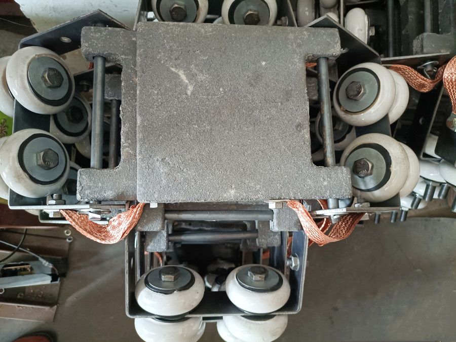 河南新鄉(xiāng)長(zhǎng)垣角鐵滑線滑塊批發(fā)、單雙梁角鐵滑塊取電器受電器