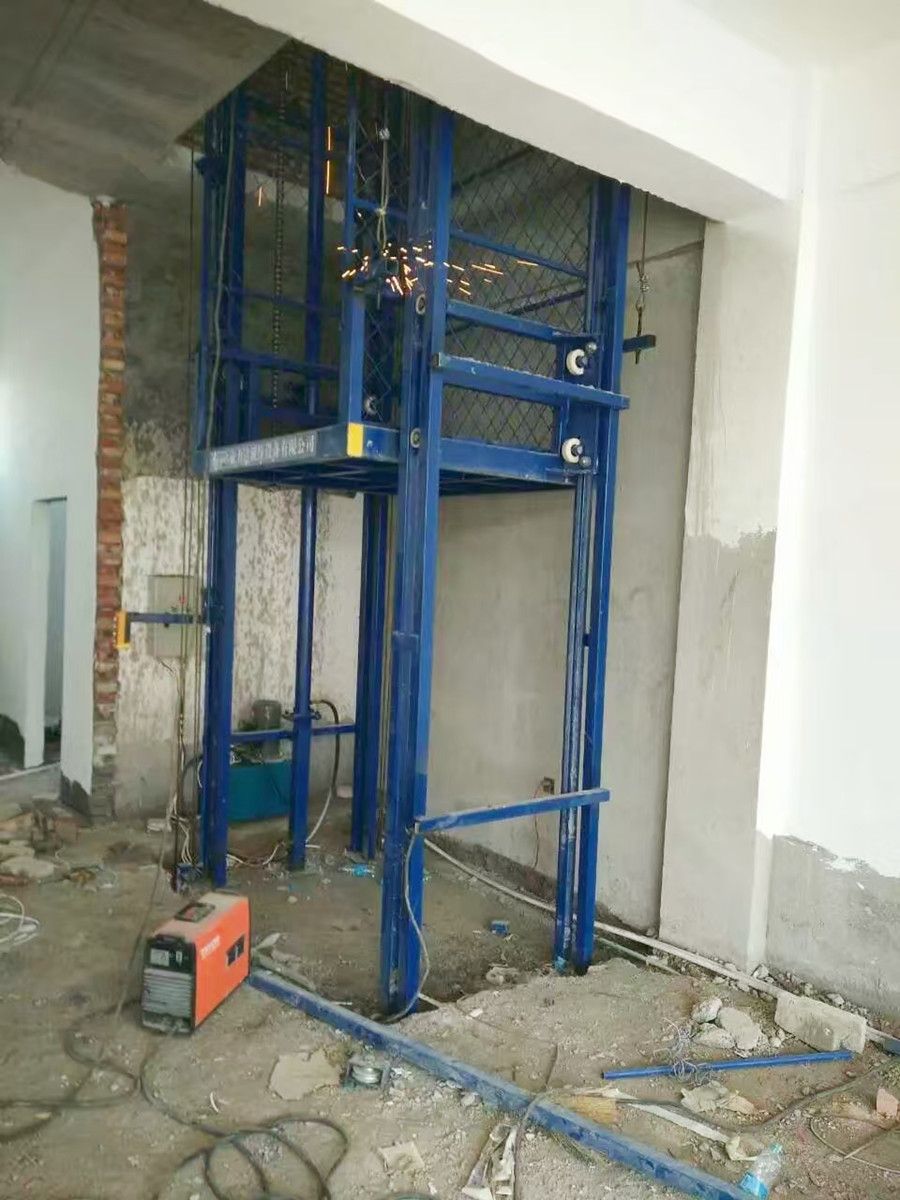 河南新鄉(xiāng)液壓升降機、導(dǎo)軌鏈條式液壓升降平臺貨梯