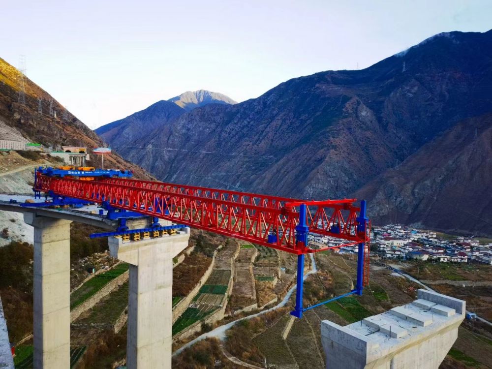 河南架橋機(jī)廠家、小曲線自平衡架橋機(jī)型號(hào)規(guī)格、價(jià)格