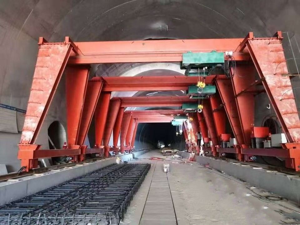 龍門吊廠家、隧道軌道/輪胎式龍門吊、煙道板鋪板吊供貨安裝維修