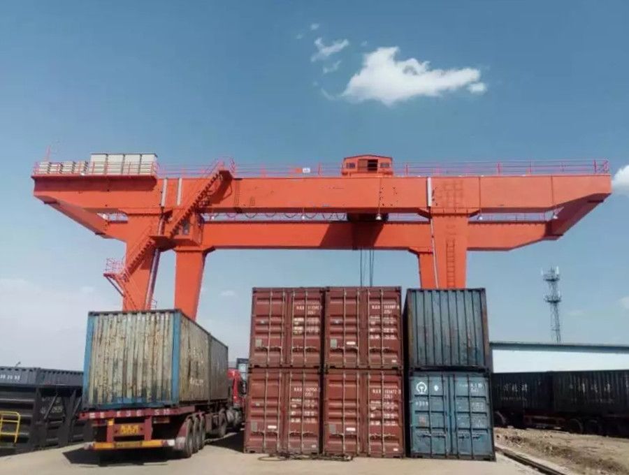 四川成都龍門吊廠家銷售、U型集裝箱軌道門式起重機(jī)