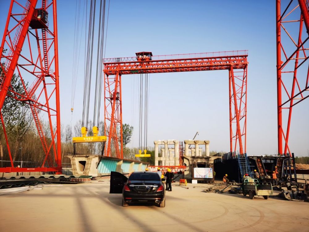 路橋門機(jī)生產(chǎn)廠家、MG型電動(dòng)雙梁門式起重機(jī)、工程龍門吊型號(hào)參數(shù)