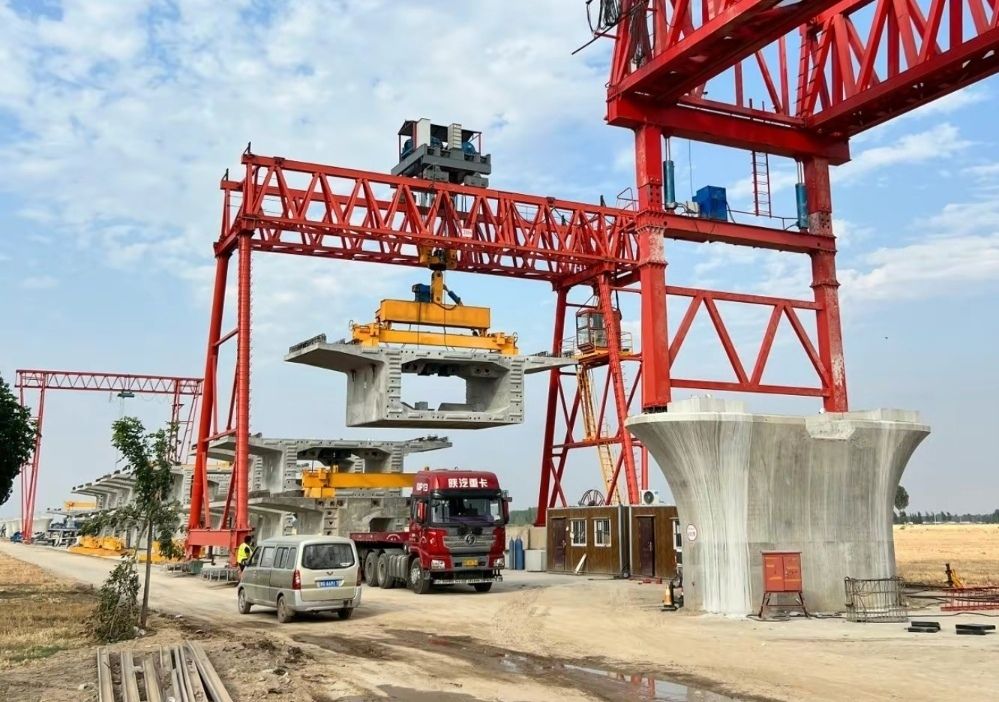 佛山起重機(jī)、工程龍門吊、提梁機(jī)生產(chǎn)制造、安裝維修廠家服務(wù)