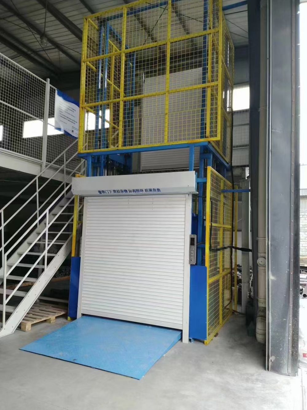 樓房閣樓上貨貨梯、鏈條導(dǎo)軌式升降機(jī)、升降貨梯