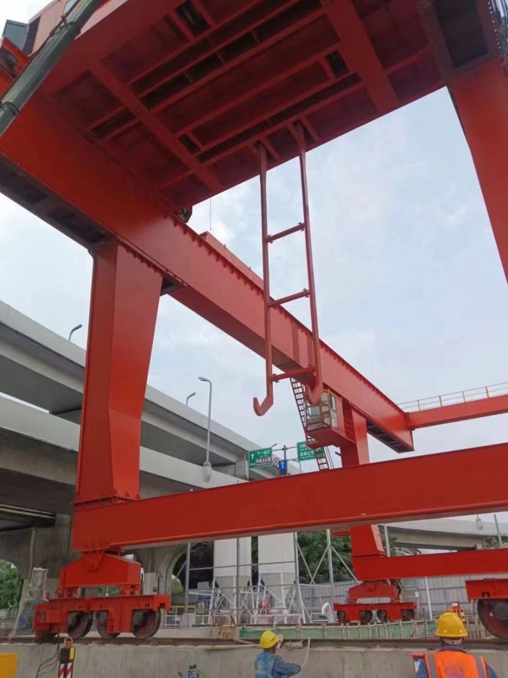 地鐵出渣機(jī)、地鐵站專(zhuān)用門(mén)式起重機(jī)