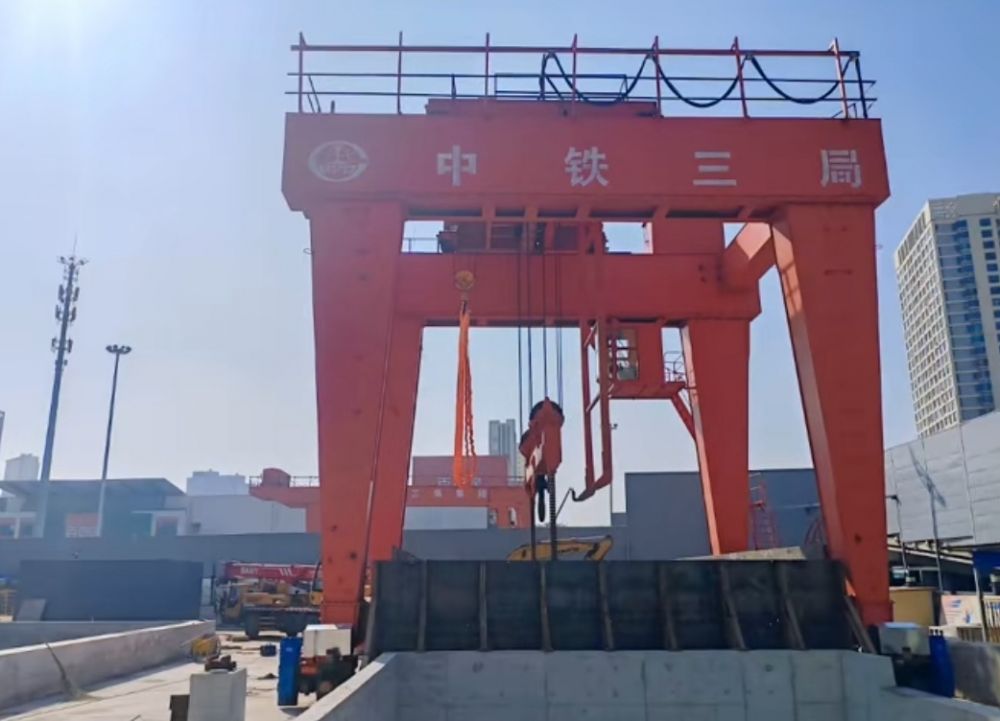 天津地鐵出渣機(jī)、地鐵出渣門式起重機(jī)、出渣龍門吊租賃