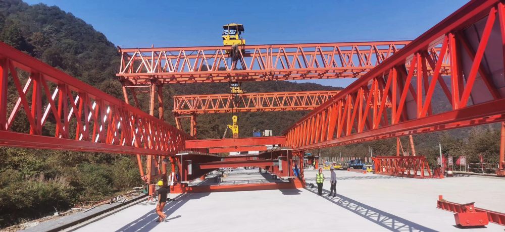 架橋機(jī)租賃、提梁機(jī)租賃、龍門吊出租租賃、搬遷移裝、安裝維修